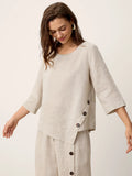 Conjunto de lino con dobladillo asimétrico y ribete de botones
