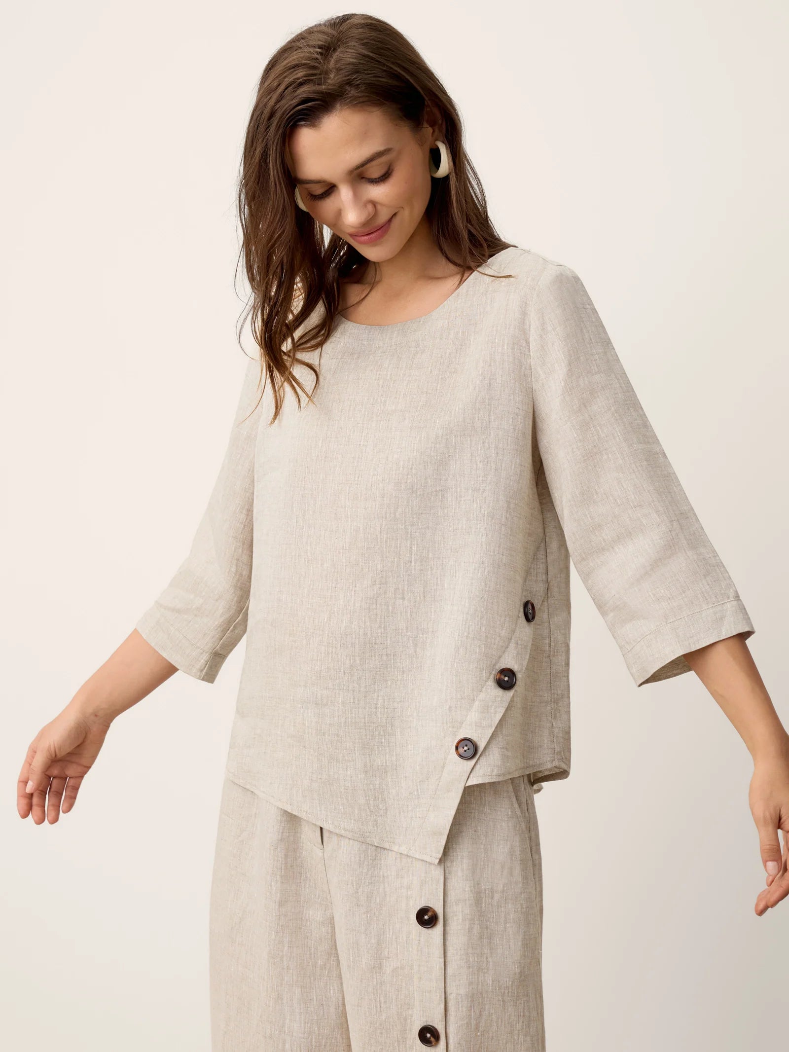Conjunto de lino con dobladillo asimétrico y ribete de botones