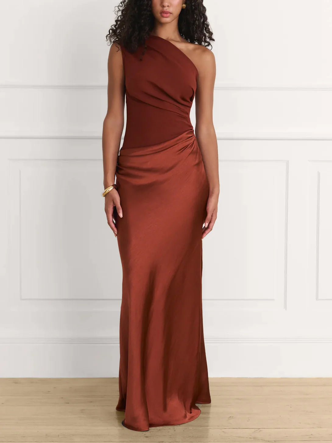 Elegante vestido largo plisado con escote asimétrico