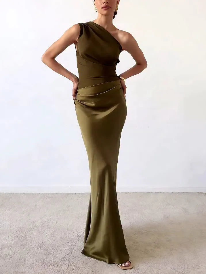 Elegante vestido largo plisado con escote asimétrico