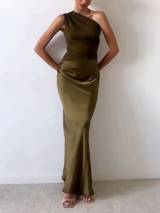 Elegante vestido largo plisado con escote asimétrico