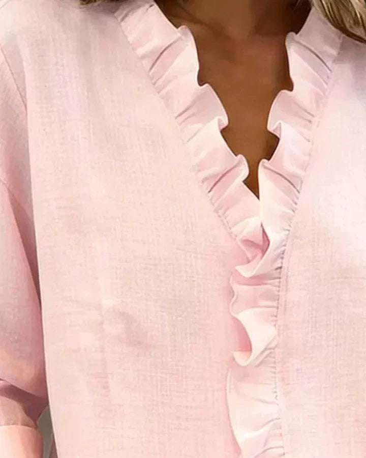 Chiara™ | Blusa con cuello en V y volantes delicados