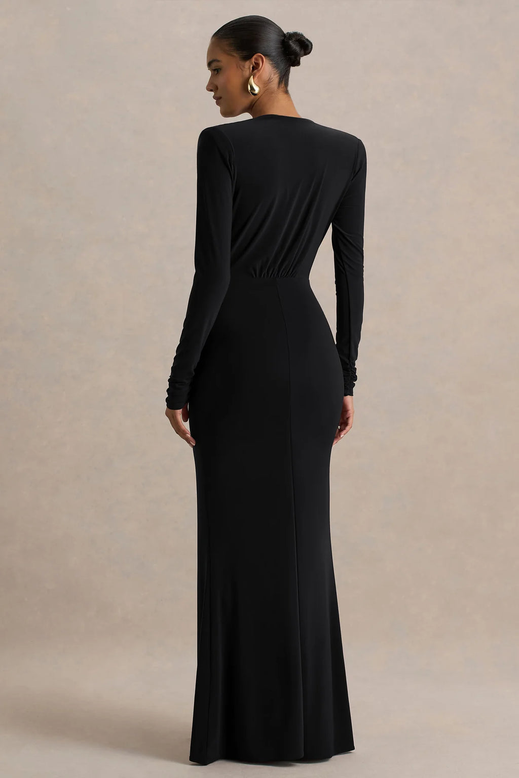 Chiara | Vestido largo burdeos con escote pronunciado y detalles fruncidos