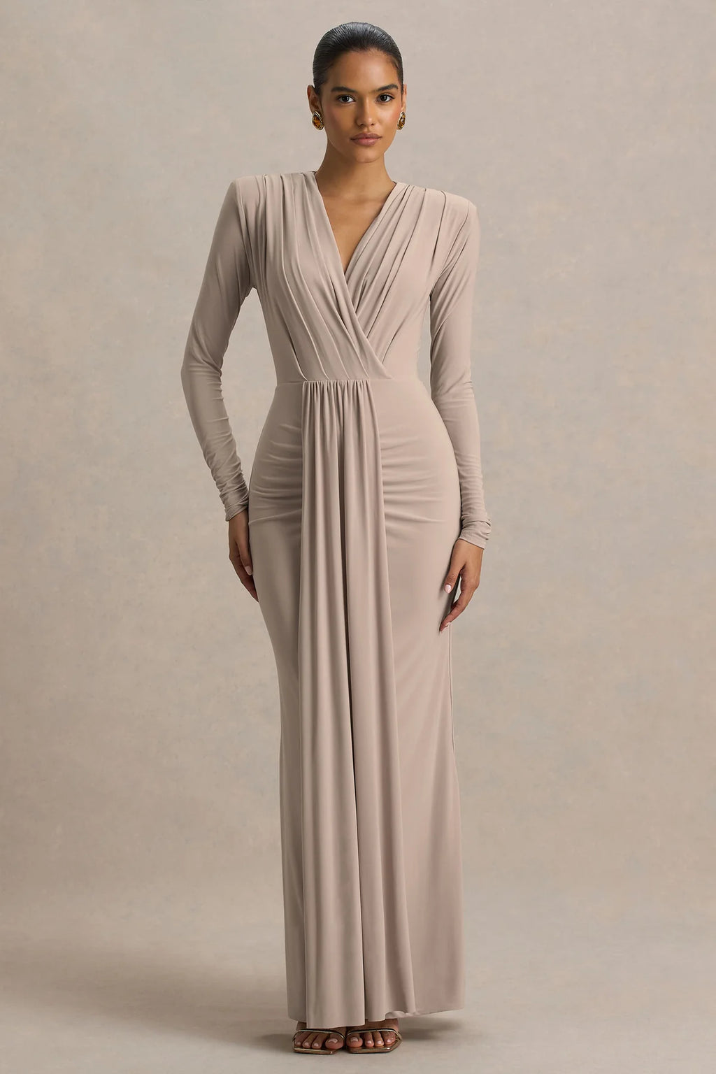 Chiara | Vestido largo burdeos con escote pronunciado y detalles fruncidos