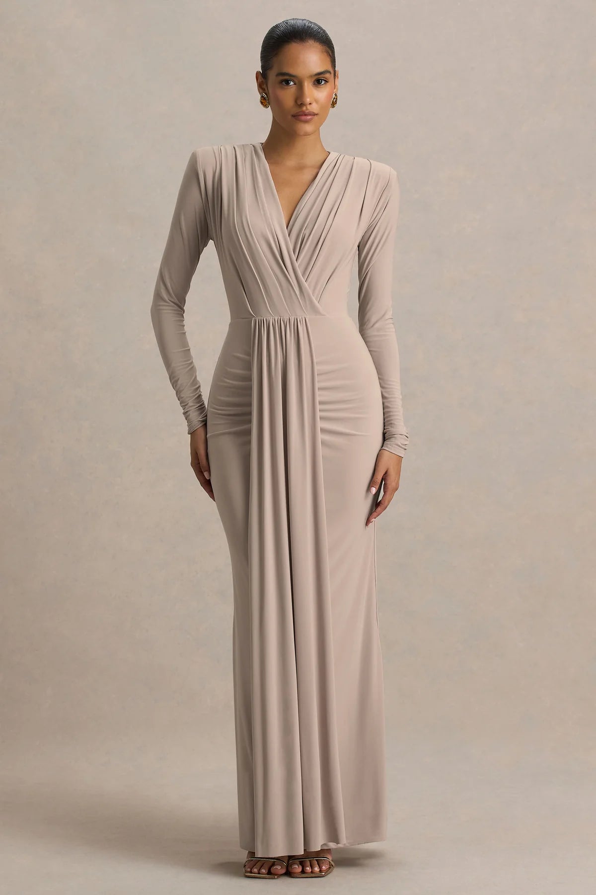 Chiara | Vestido largo burdeos con escote pronunciado y detalles fruncidos