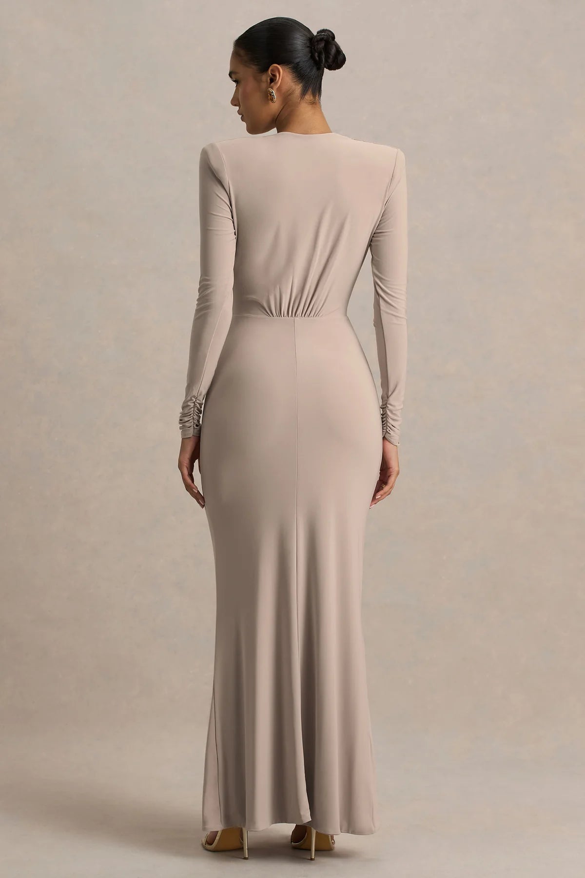 Chiara | Vestido largo burdeos con escote pronunciado y detalles fruncidos