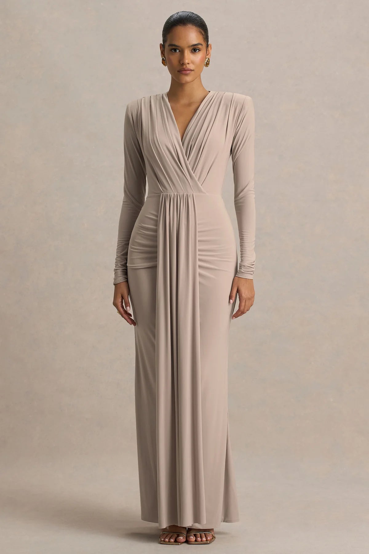 Chiara | Vestido largo burdeos con escote pronunciado y detalles fruncidos