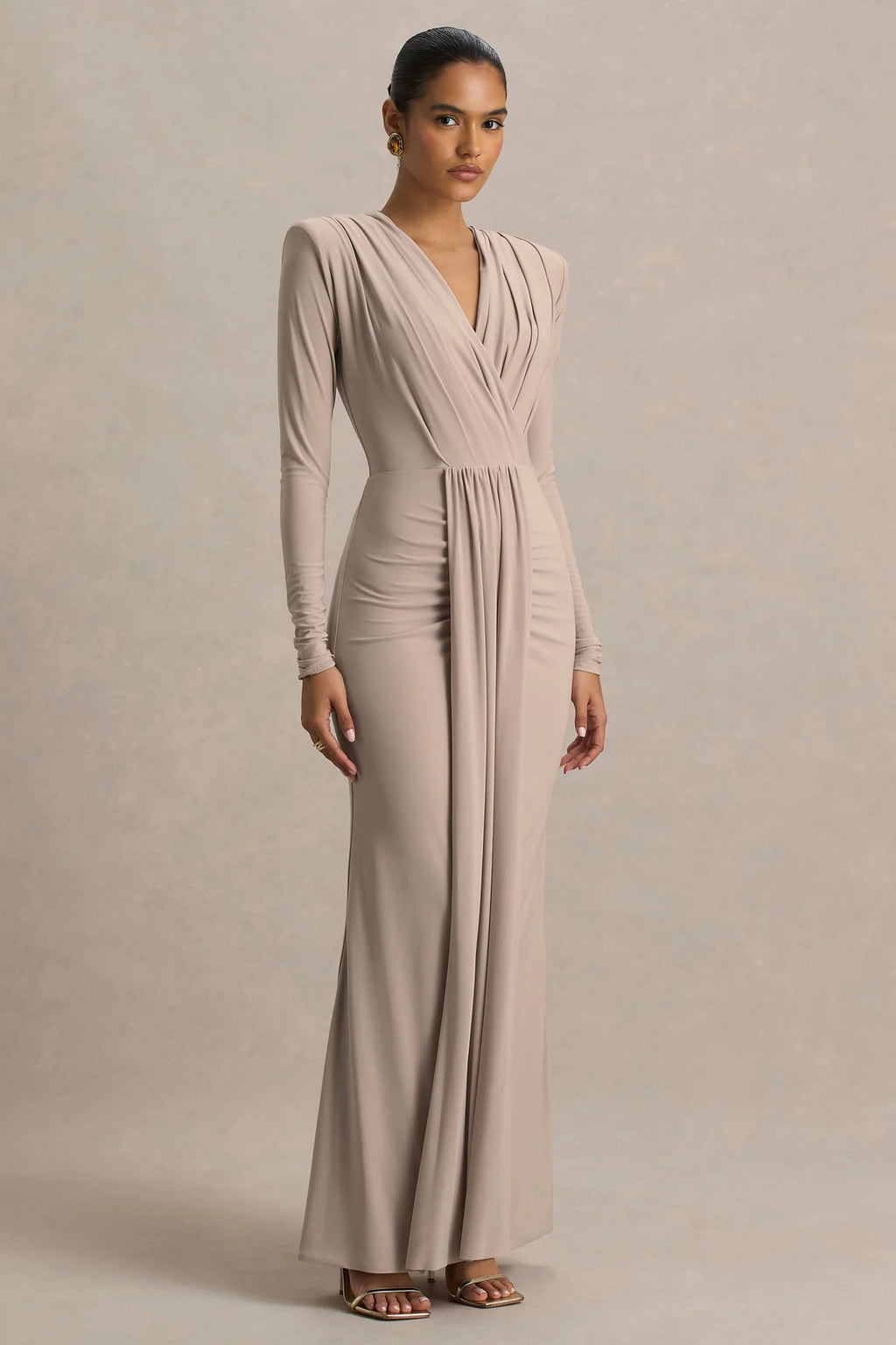 Chiara | Vestido largo burdeos con escote pronunciado y detalles fruncidos
