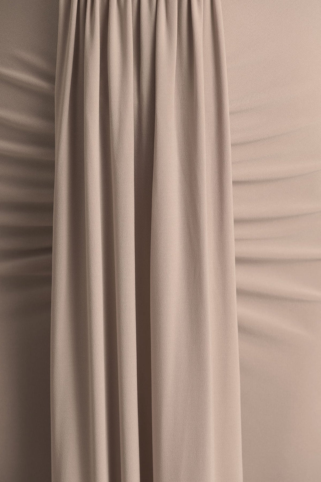 Chiara | Vestido largo burdeos con escote pronunciado y detalles fruncidos