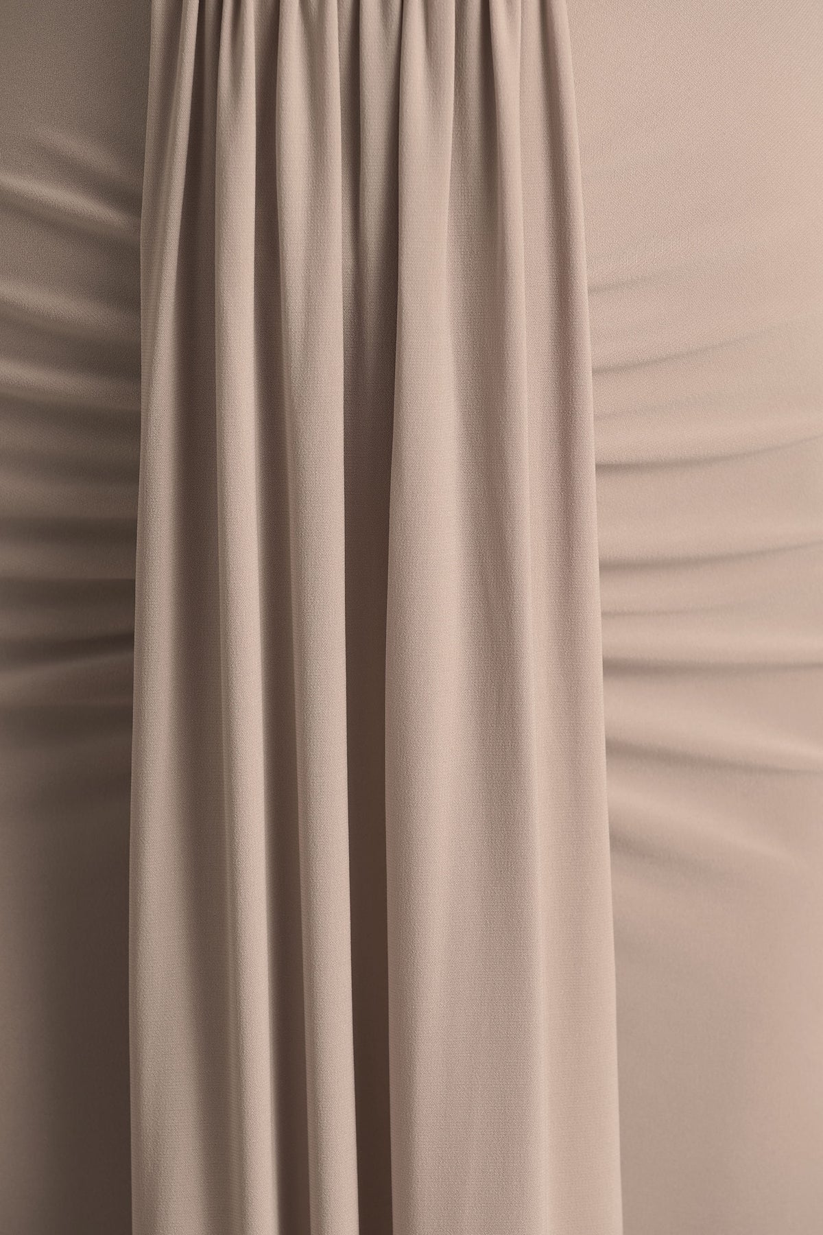 Chiara | Vestido largo burdeos con escote pronunciado y detalles fruncidos
