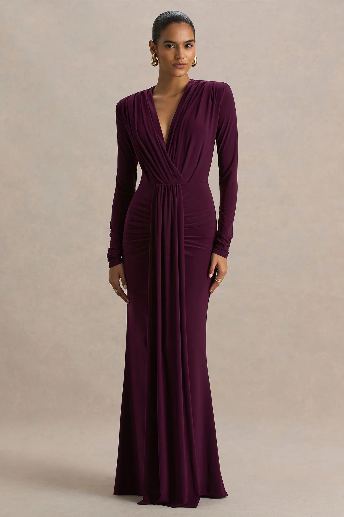 Chiara | Vestido largo burdeos con escote pronunciado y detalles fruncidos