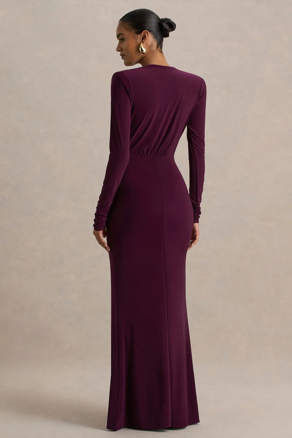 Chiara | Vestido largo burdeos con escote pronunciado y detalles fruncidos