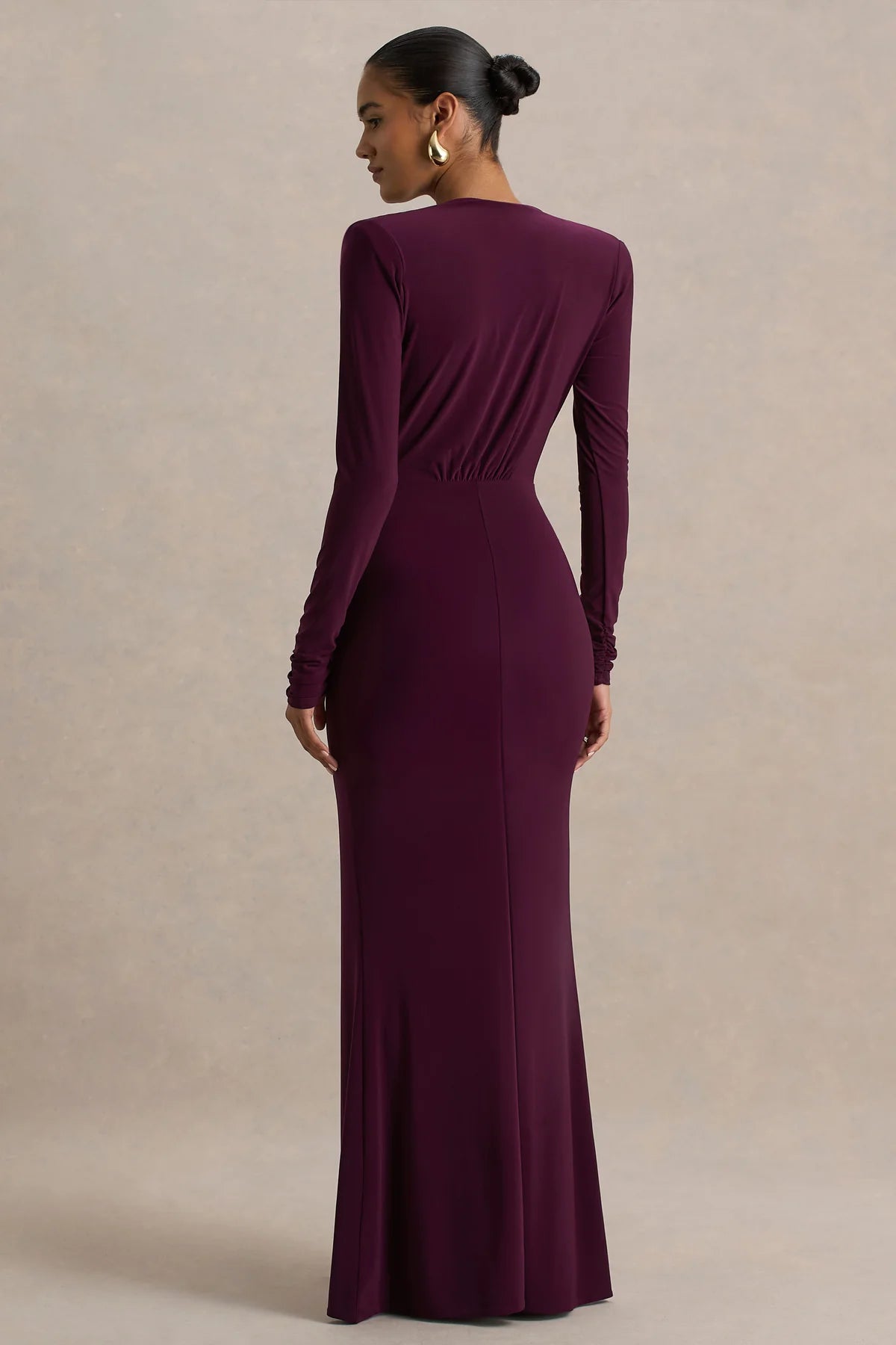 Chiara | Vestido largo burdeos con escote pronunciado y detalles fruncidos