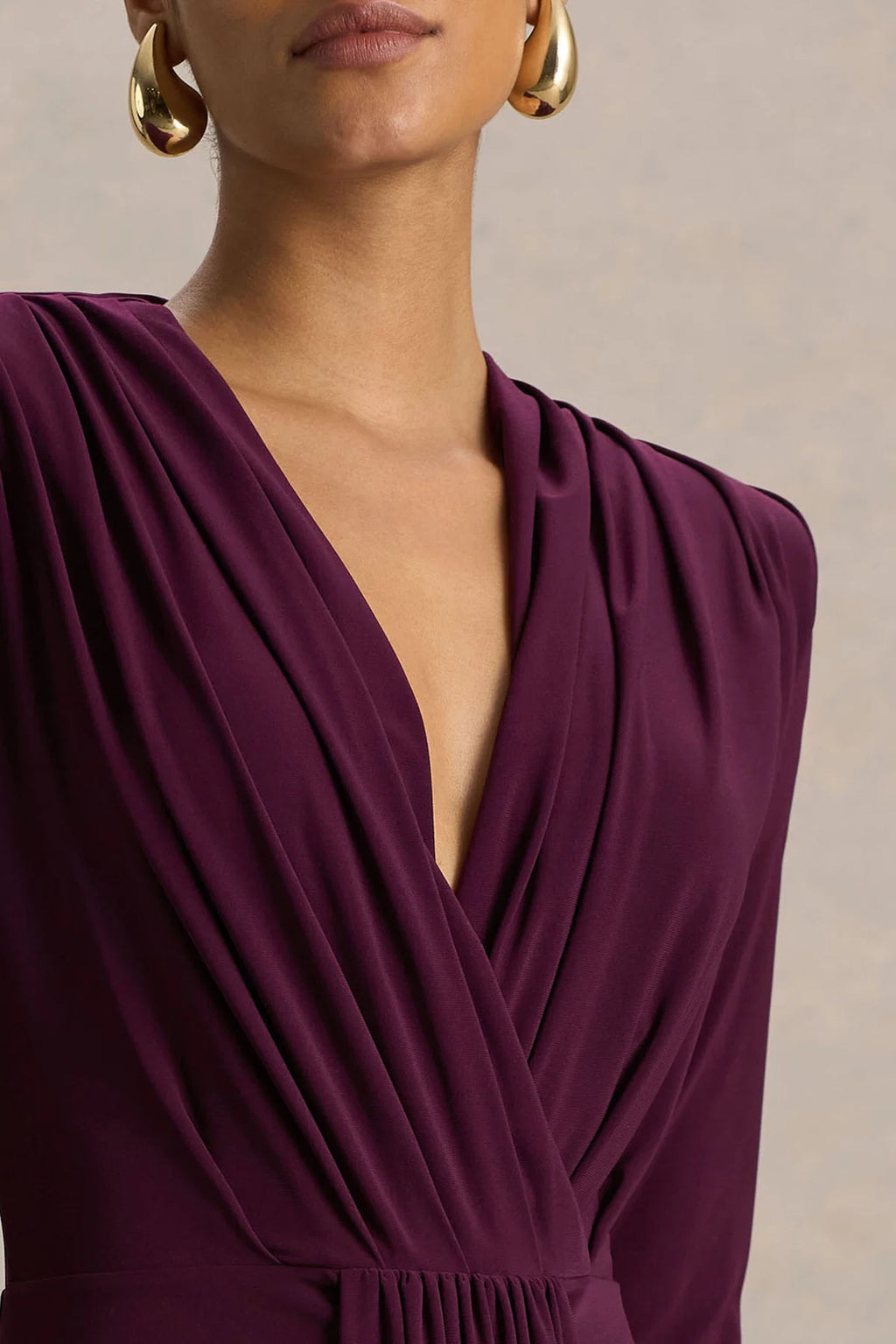 Chiara | Vestido largo burdeos con escote pronunciado y detalles fruncidos