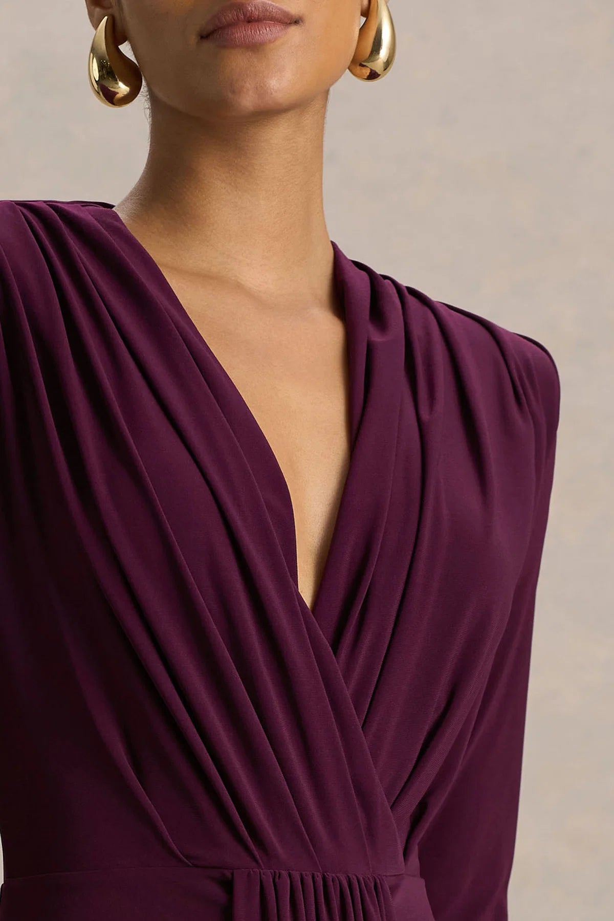 Chiara | Vestido largo burdeos con escote pronunciado y detalles fruncidos