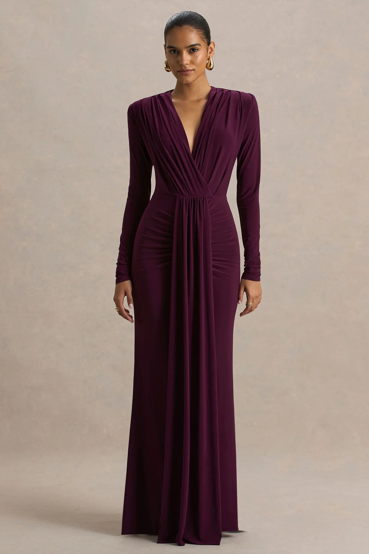 Chiara | Vestido largo burdeos con escote pronunciado y detalles fruncidos