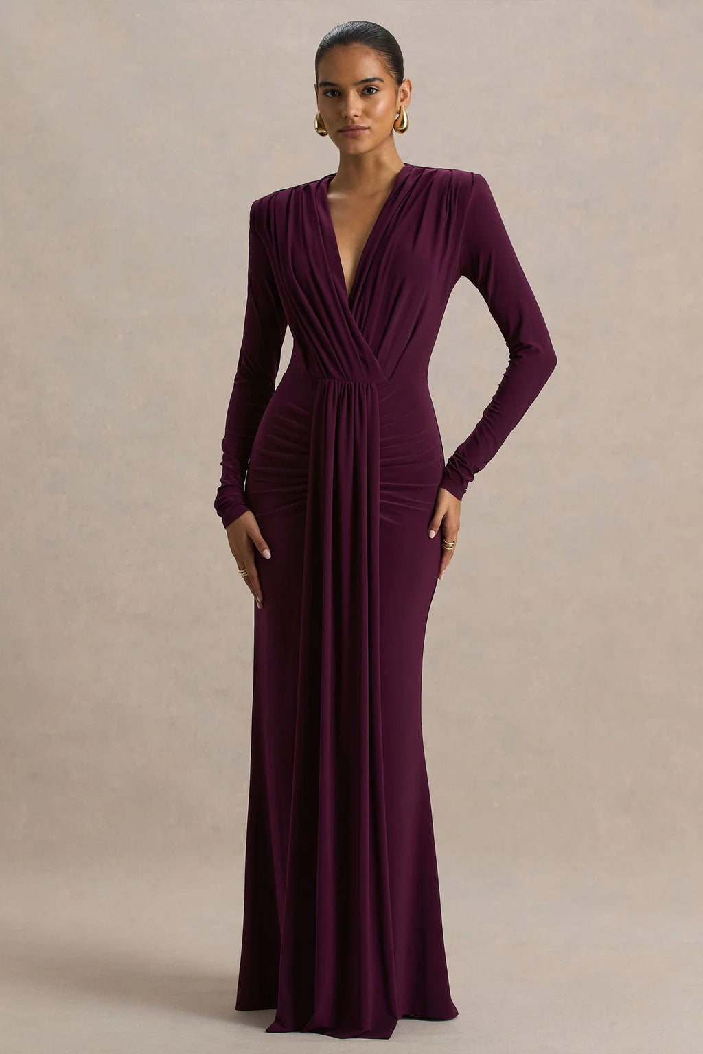 Chiara | Vestido largo burdeos con escote pronunciado y detalles fruncidos