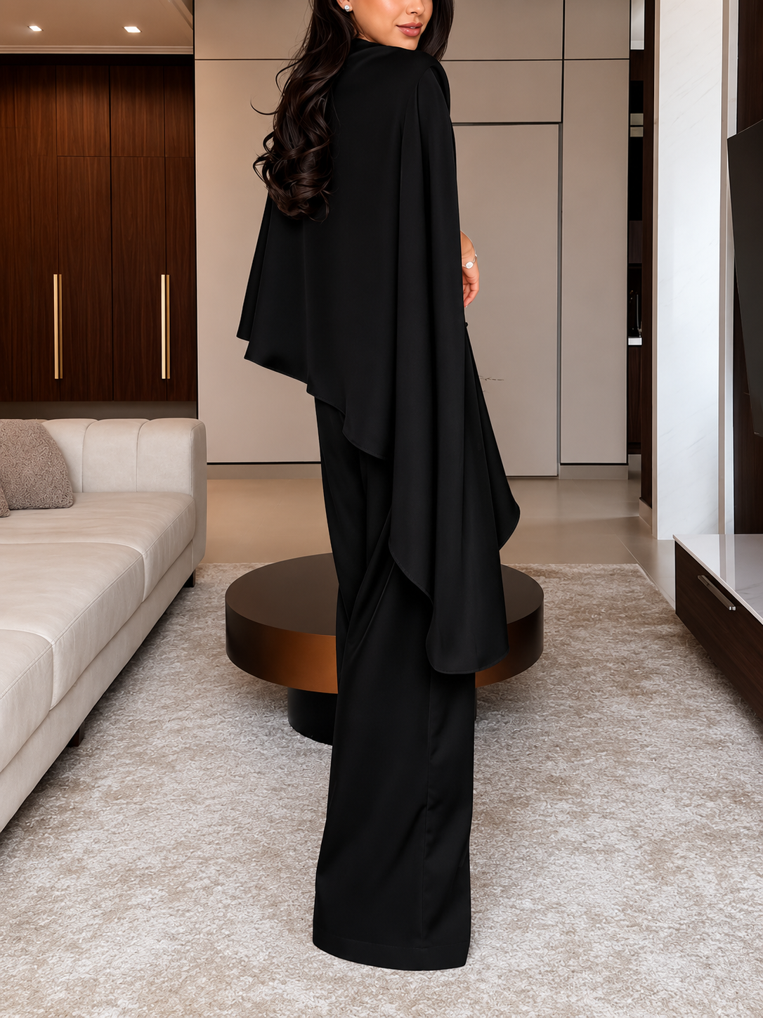 Conjunto de dos piezas de top y pantalón de diseño irregular.