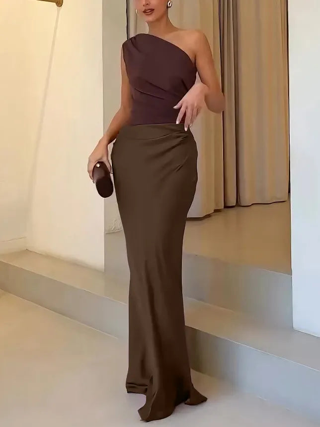 Elegante vestido largo plisado con escote asimétrico