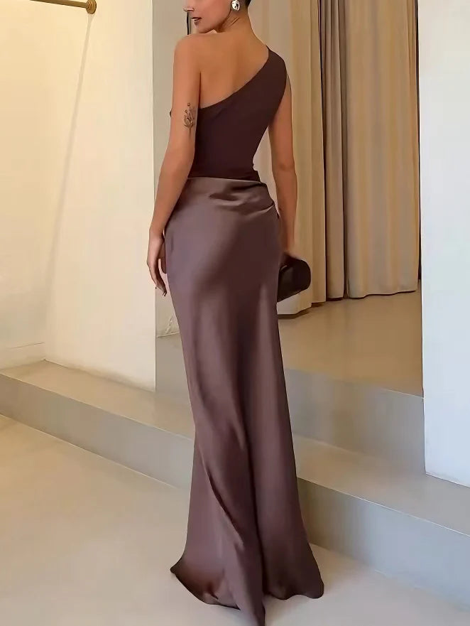 Elegante vestido largo plisado con escote asimétrico