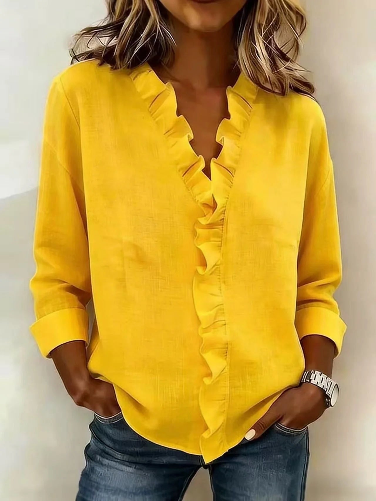 Chiara™ | Blusa con cuello en V y volantes delicados