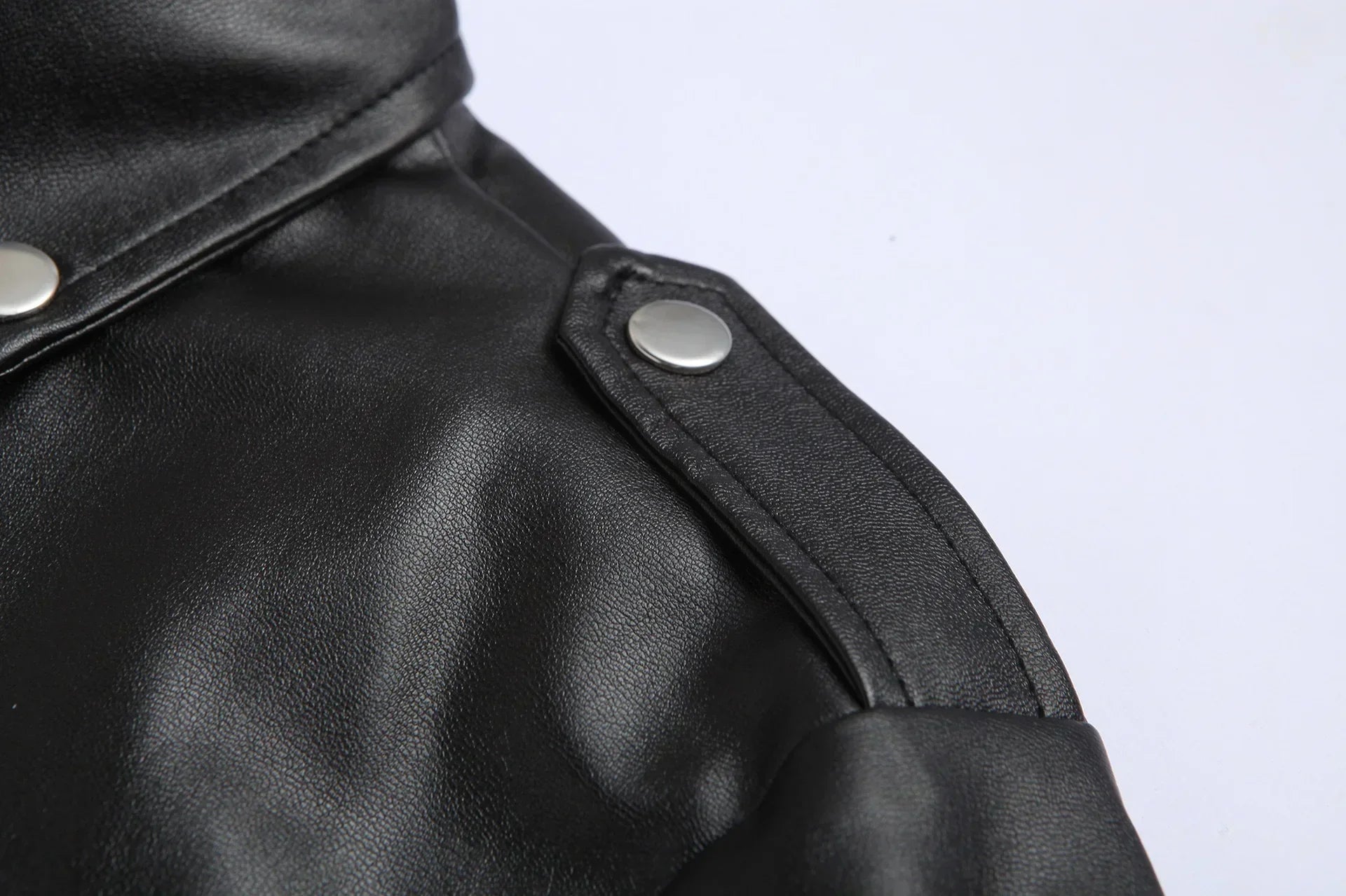 Clara Domínguez | Chaqueta clásica de cuero estilo motero