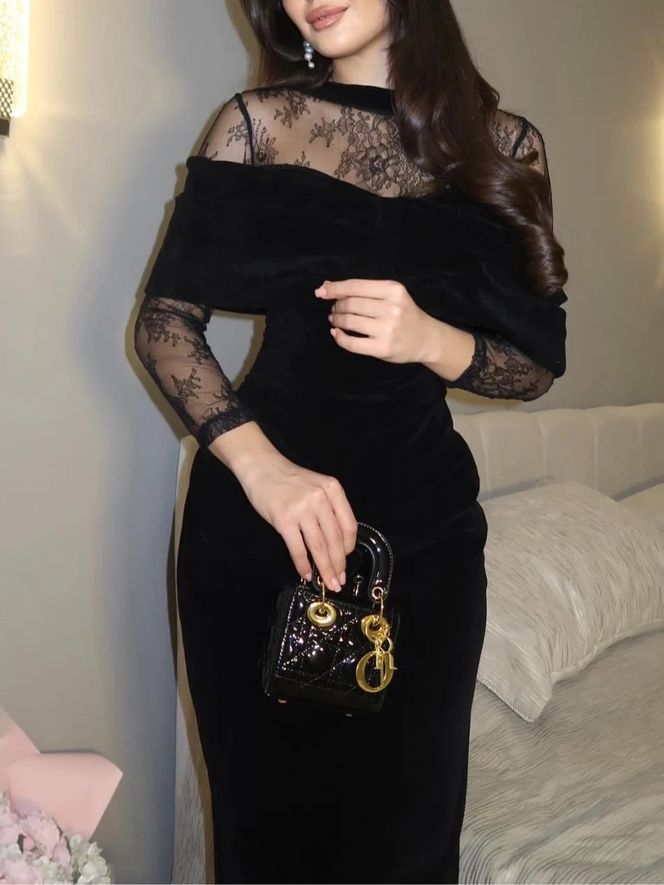 Vestido largo ajustado de terciopelo negro con ribete de encaje