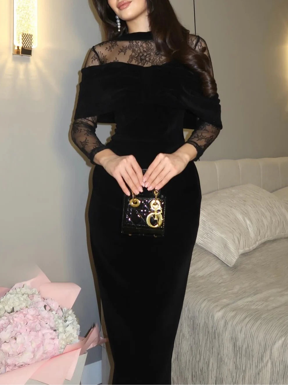 Vestido largo ajustado de terciopelo negro con ribete de encaje