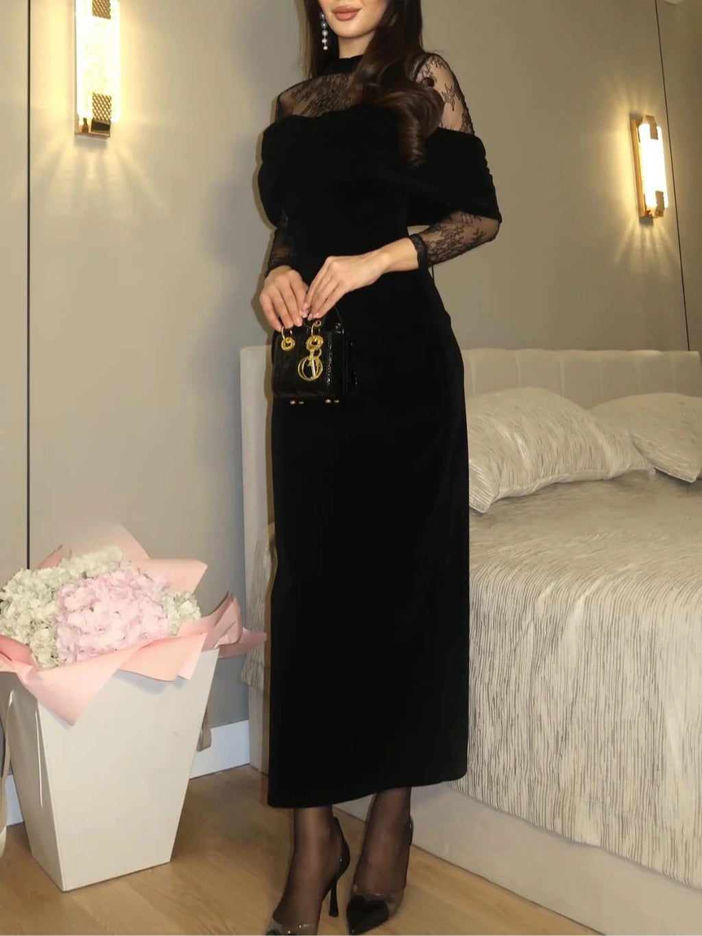 Vestido largo ajustado de terciopelo negro con ribete de encaje