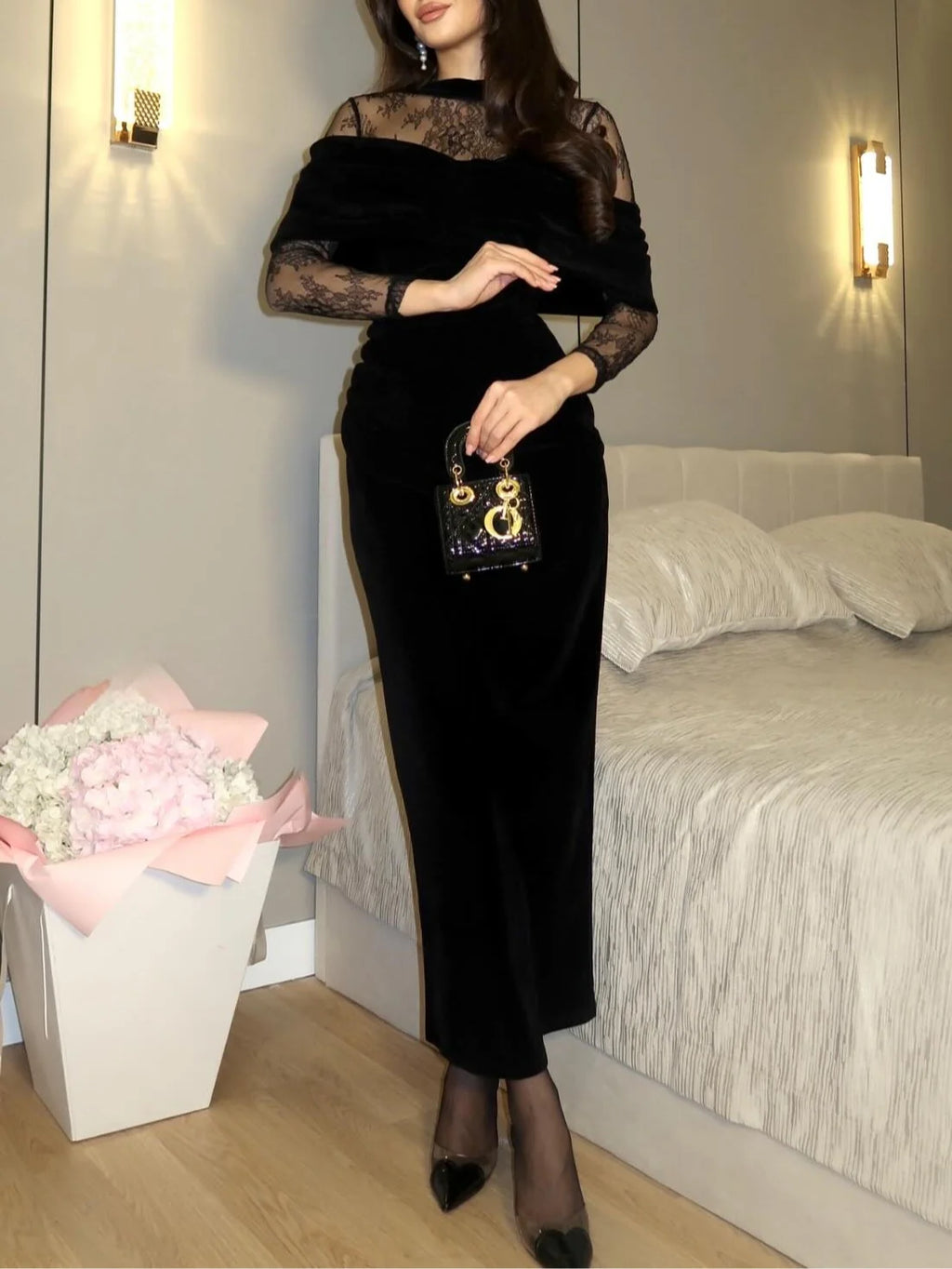 Vestido largo ajustado de terciopelo negro con ribete de encaje